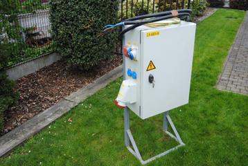 Werfkast met stopcontact 63A op metalen staander 3 x 400 + N beschikbaar voor biedingen