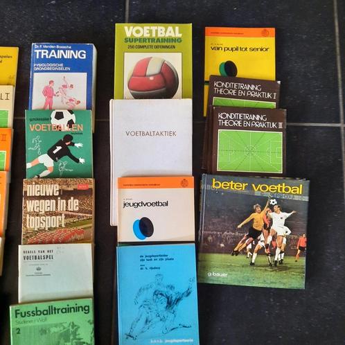 Voetbalboeken , cursussen , trainingsmethodes ..., Livres, Livres de sport, Comme neuf, Enlèvement ou Envoi