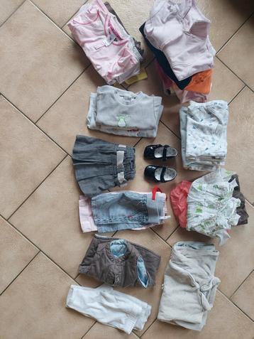 Pak van 41 kleren voor meisjes maat 2 - 4 maanden
