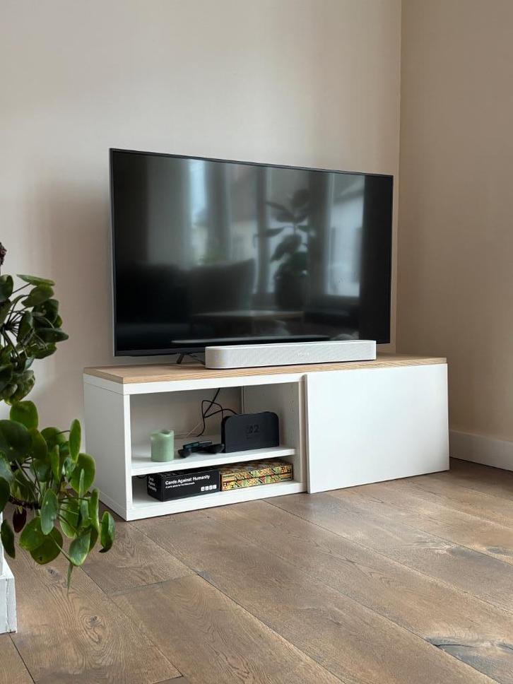 Tv-meubel van Ikea met berkenmultiplex plank, Huis en Inrichting, Kasten |Televisiemeubels, Zo goed als nieuw, Minder dan 100 cm