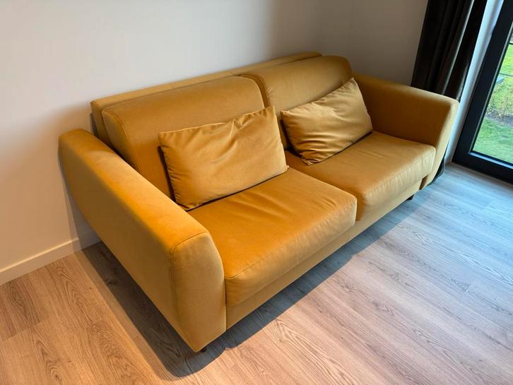 Slatorp 2-zitsbank geelbruin, Huis en Inrichting, Zetels | Zetels, Ophalen