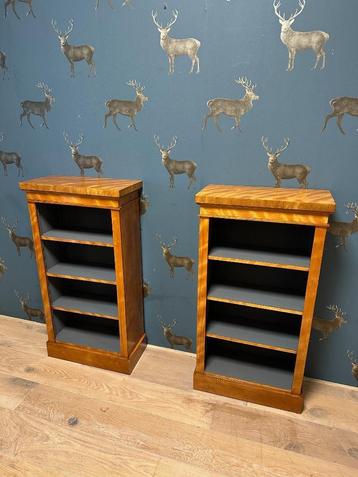 Set van 2 kleine open boekenkasten beschikbaar voor biedingen