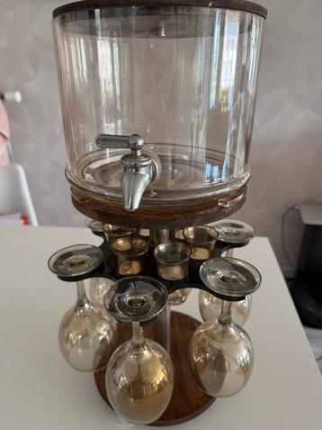  Drankdispenser met houder voor shotglaasjes en wijnglazen beschikbaar voor biedingen