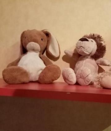 2 nieuw zachte knuffels , leeuw + konijn (27cm) beschikbaar voor biedingen
