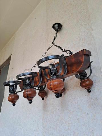 Rustieke luster met lampen beschikbaar voor biedingen