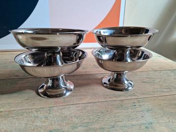 4 coupes à glace, inox, vintage / 4 ijscoupes, inox, vintage beschikbaar voor biedingen