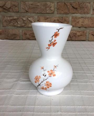 Klein porseleinen Japans vaasje 14 cm beschikbaar voor biedingen