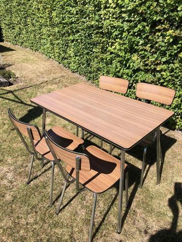 vintage keukentafel met 4 stoelen beschikbaar voor biedingen