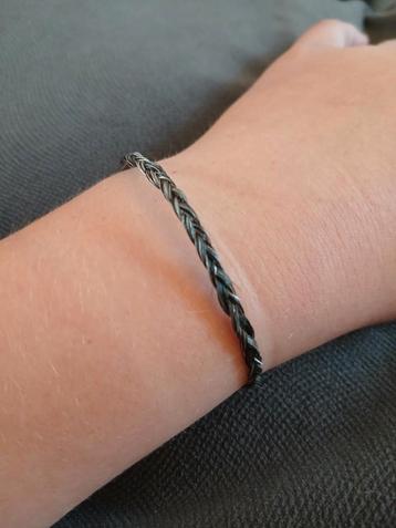 Armbandjes van jouw paardenhaar beschikbaar voor biedingen