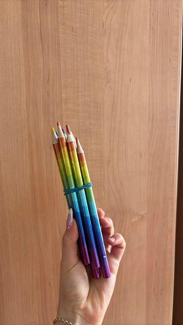 Crayons à colorier arc en ciel 
