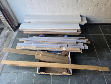 witte laminaat   28 planken en veel plinten = slechtes €5 beschikbaar voor biedingen