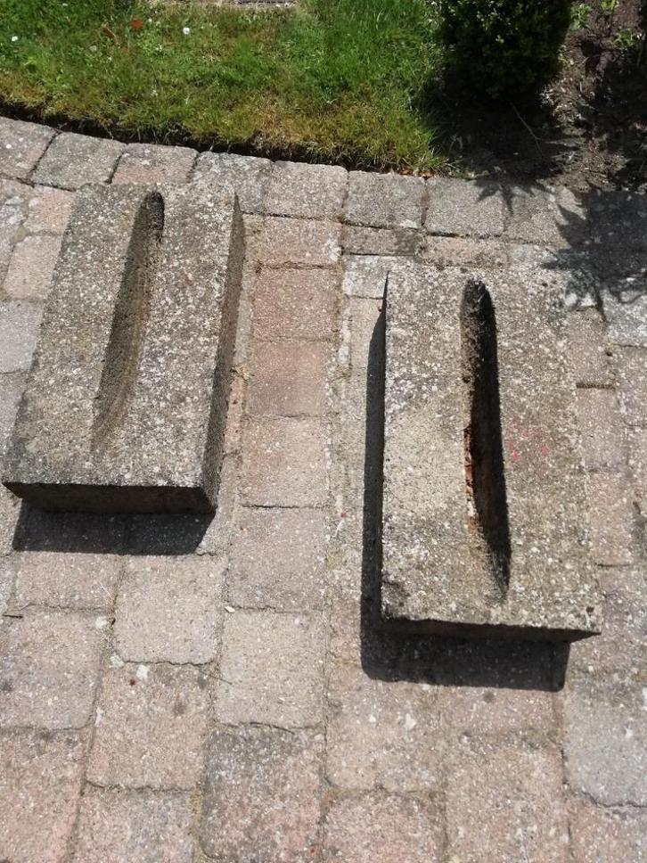 2 betonnen fietsblokken met gleuf in het midden., Tuin en Terras, Tuinwanddecoratie, Gebruikt, Ophalen