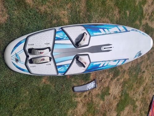 Set van windsurfmateriaal: board, mast, 4 zeilen, trapezegor, Watersport en Boten, Windsurfen, Zo goed als nieuw, Complete set