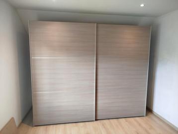 Kleerkast met modern houtmotief beschikbaar voor biedingen