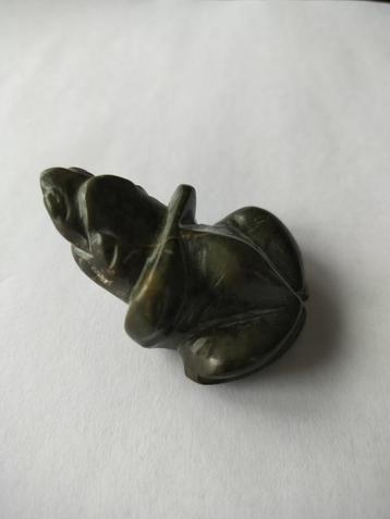 Vintage beeldje kikker van obsidiaan beschikbaar voor biedingen