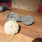 2 tinnen 3-D marsepein mal / ijsmal bloem, Hobby en Vrije tijd, Ophalen of Verzenden, Gebruikt, Taarten of Cupcakes, Serveervorm