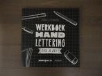 Werkboek handlettering doe je zo! -  Karin Luttenberg, Boeken, Hobby en Vrije tijd, Ophalen of Verzenden, Zo goed als nieuw, Tekenen en Schilderen