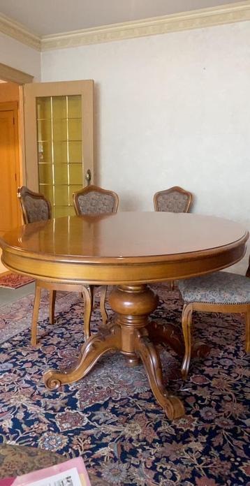 Antieke eettafel met bloemenpatroon beschikbaar voor biedingen