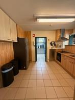 Keuken met oven, inductiekookplaat, spoelbak en kraan, Ophalen