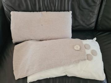 Beige kussens voor zetel beschikbaar voor biedingen