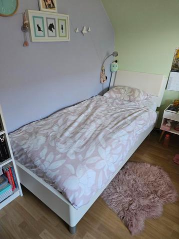 Eenpersoonsbed met lattenbodem en matras  beschikbaar voor biedingen