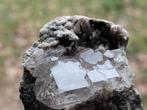 Heldere kwarts kristal en stibniet op kwartsmatrix, Ophalen of Verzenden, Mineraal