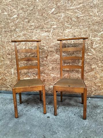Partij kerkstoelen beschikbaar voor biedingen