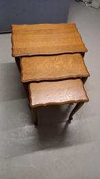 Drie bijzettafeltjes in eik ., Antiek en Kunst, Ophalen