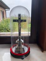 Intakt oud houten kruisbeeld onder stolp, Antiek en Kunst, Antiek | Religieuze voorwerpen, Ophalen