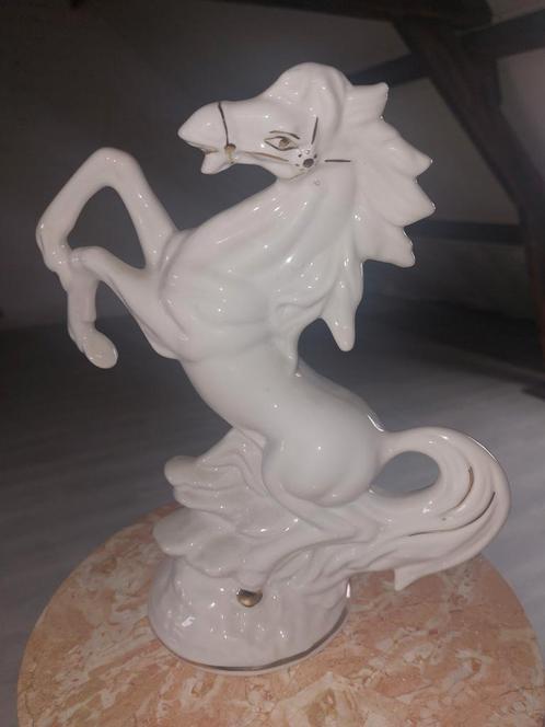 Statue en porcelaine en forme de cheval 1970, Antiquités & Art, Antiquités | Porcelaine, Enlèvement ou Envoi