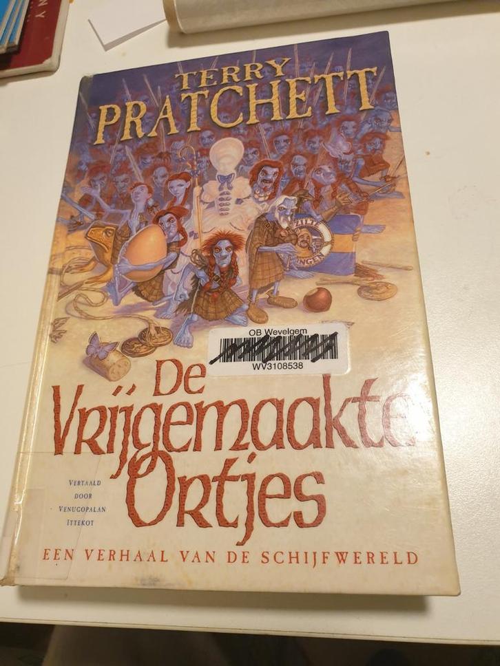 Terry Pratchett - De vrijgemaakte ortjes.  Ex bibliotheek, Boeken, Fantasy, Gelezen, Ophalen of Verzenden