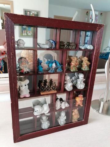 Vintrine kastje met miniature beeldjes en spiegel 