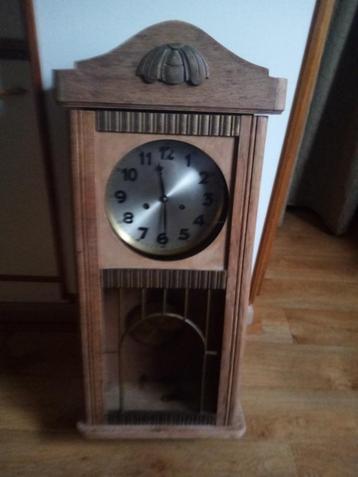 Horloge ancienne en bois.