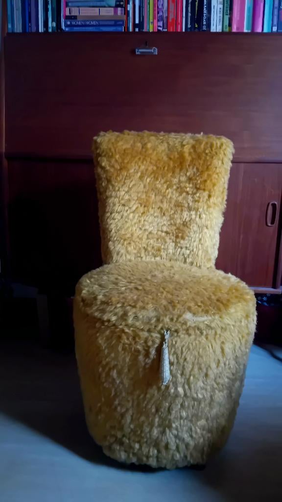 Okergele pluche stoel / zetel retro vintage met opbergruimte, Verzamelen, Ophalen, Huis en Inrichting