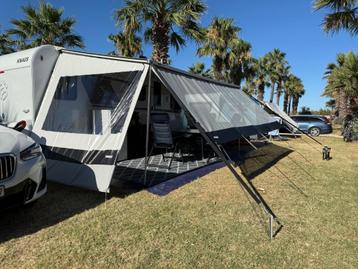 Caravan zakluifel met voor en zijwanden beschikbaar voor biedingen