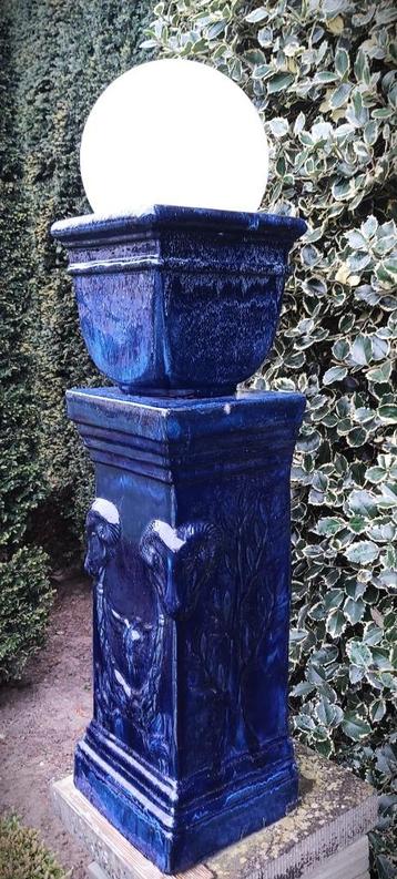 Reeks blauwe terracota tuin sierstukken, alles in perfecte s beschikbaar voor biedingen