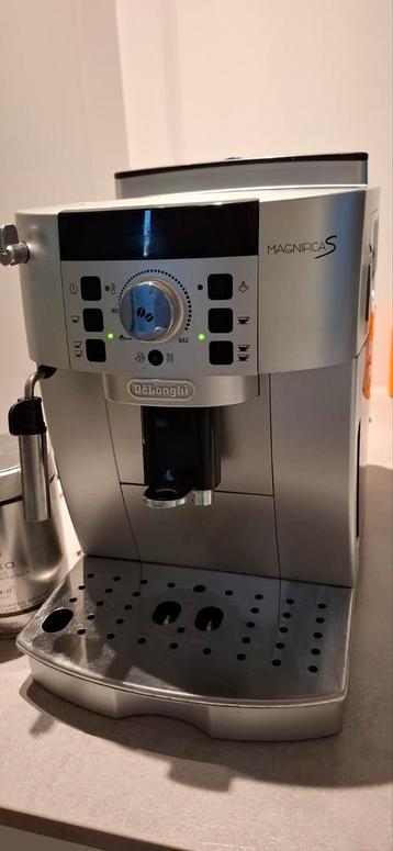 Delonghi magnifica S koffiemachine met 3 maanden garantie, 10 kopjes of meer, Ophalen of Verzenden, Zo goed als nieuw, Afneembaar waterreservoir