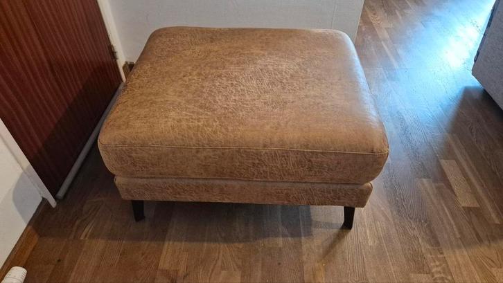 Cognac bruine poef (merk DAVOS), Huis en Inrichting, Zetels | Voetbanken en poefs, Nieuw, Ophalen