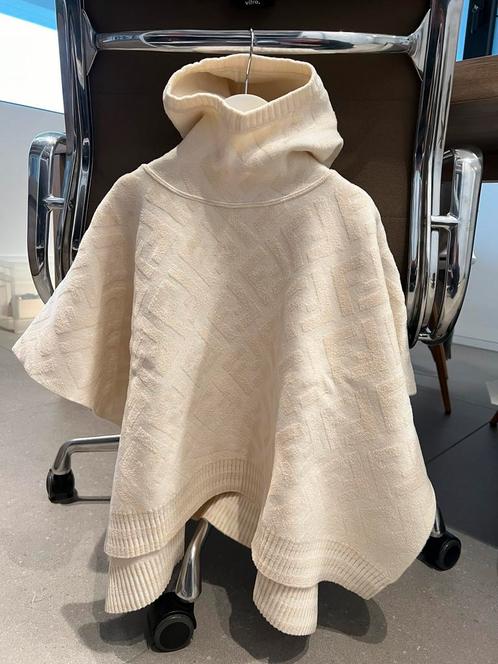 Fendi Girls Ivory Wool Monogram Hooded Poncho Cape Size I, Kinderen en Baby's, Kinderkleding | Mutsen, Sjaals en Handschoenen