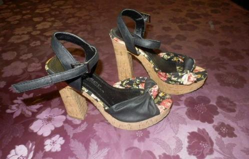 (31) -escarpin noir et rouge femme p.38 - chausséa -, Kleding | Dames, Schoenen, Zo goed als nieuw, Pumps, Zwart, Ophalen of Verzenden