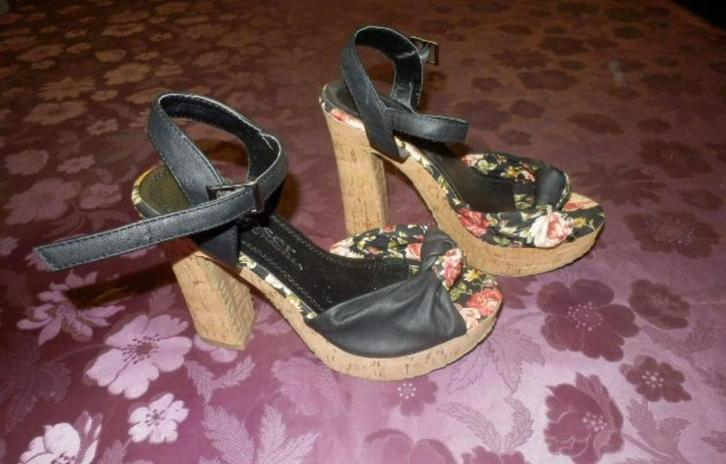 (31) -escarpin noir et rouge femme p.38 - chausséa -, Vêtements | Femmes, Chaussures, Comme neuf, Escarpins, Noir, Enlèvement ou Envoi