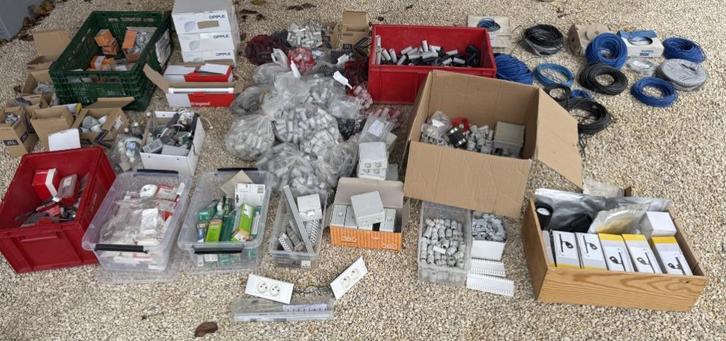 Groot lot elektriciteit materiaal & toebehoren, Doe-het-zelf en Bouw, Elektriciteit en Kabels, Nieuw, Overige typen, Ophalen