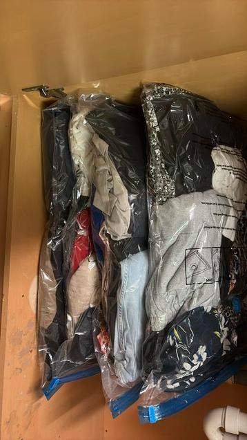 Zakken met verschillende kleding, Enlèvement