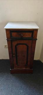 Antieken (nacht)kastje met marmeren blad, Enlèvement