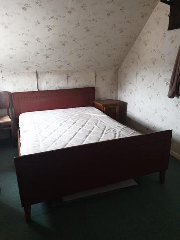Vintage Tweepersoonsbed Commode Kleerkast Rood beschikbaar voor biedingen