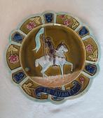 Assiette en barbotine "Jeanne d'arc à cheval", Ophalen