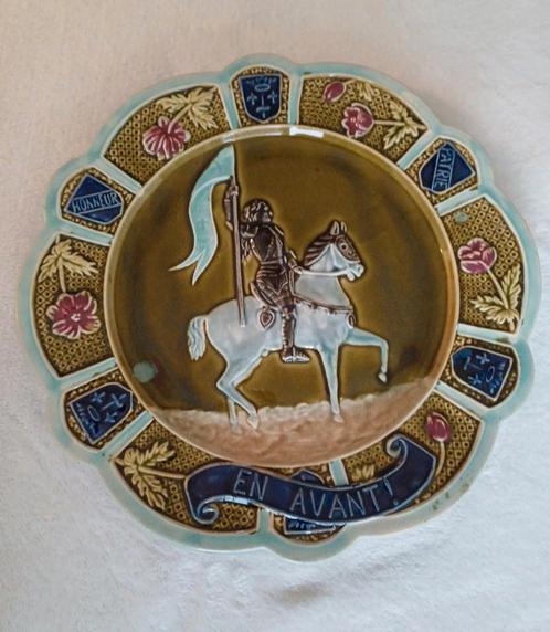 Assiette en barbotine "Jeanne d'arc à cheval", Antiek en Kunst, Antiek | Wandborden en Tegels, Ophalen