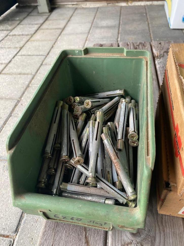 Slagpluggen en Kozijnpluggen  en veel meer, Doe-het-zelf en Bouw, IJzerwaren en Bevestigingsmiddelen, Zo goed als nieuw, Pluggen