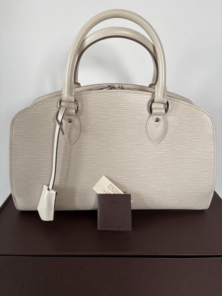 Louis Vuitton - Pont Neuf handtas in ivoorwit epi-leer, Handtassen en Accessoires, Tassen | Damestassen, Zo goed als nieuw, Handtas