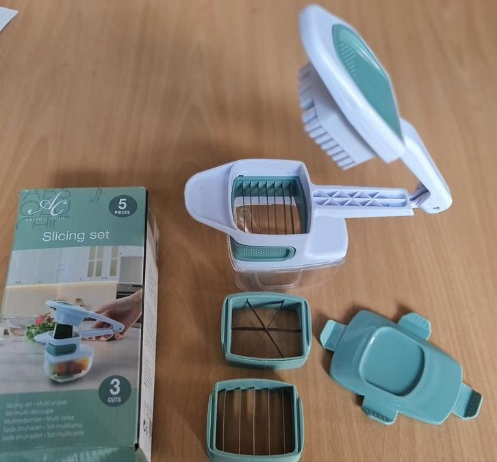Groentensnijder  / 2 stuks voorradig, Huis en Inrichting, Keuken | Potten en Pannen, Zo goed als nieuw, Ophalen of Verzenden